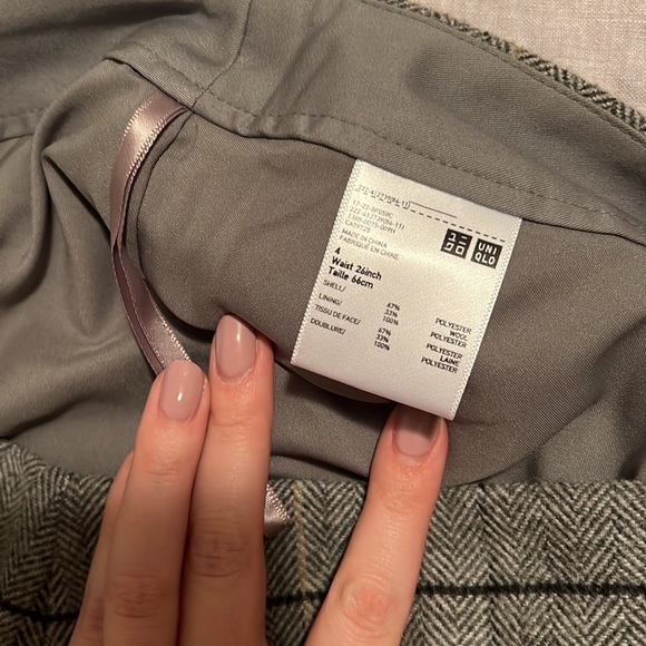 Uniqlo Plaid Mini Skirt in Wool/Polyester - Picture 2 of 4